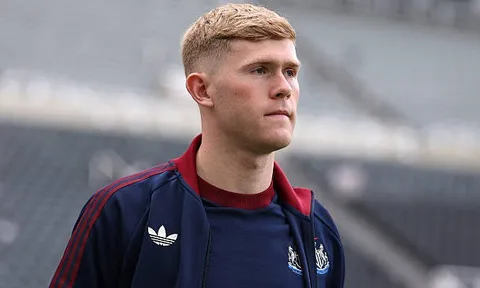 Man Utd đã đúng khi kiên nhẫn với Lewis Hall