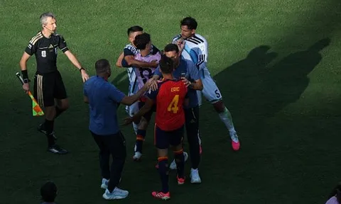 Tuyển Argentina lách luật FIFA để giảm án treo giò