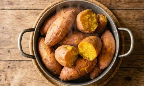 Luộc khoai thêm thứ này, khoai thơm ngon, ngọt lừ
