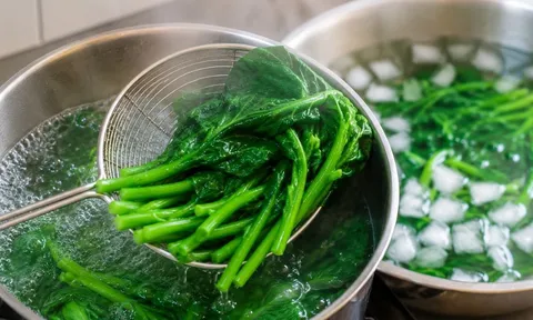 Luộc rau thế nào để rau xanh lâu mà không bị nhũn?