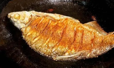 Mẹo rán cá vàng giòn, không bắn dầu, sát chảo