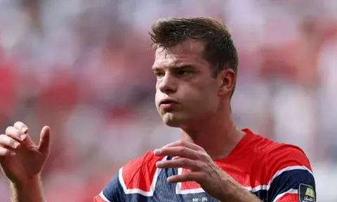 Tin đồn chuyển nhượng tối 29/8: MU được mời chào chiêu mộ Sorloth; Man City muốn có Gakpo