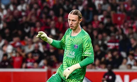 Va chạm mạnh vùng đầu, thủ môn PSG nằm gục xuống mặt cỏ