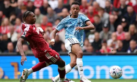Warnock chê Liverpool phòng ngự như bóng đá U10