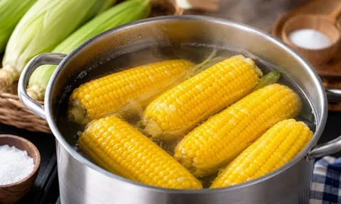 Luộc ngô ngọt (ngô vàng) đừng chỉ cho đường, thêm thứ này ngô thơm hơn, đậm vị