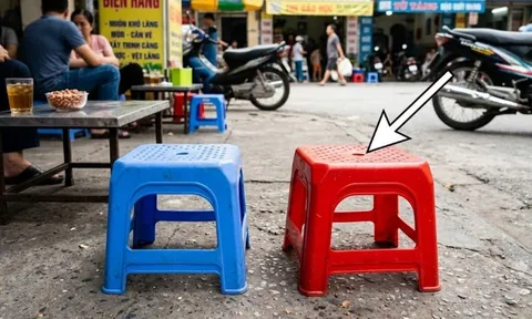 Tại sao ghế nhựa nào cũng có một lỗ tròn ở giữa?
