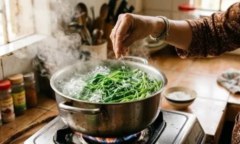 Vì sao luộc rau cho thêm 1, 2 hạt muối vào nồi?