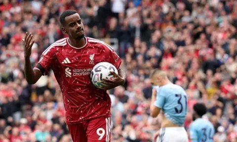 HLV Iraola và bài toán kết nối Alexander Isak vào Liverpool