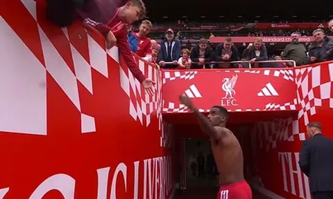 CĐV Liverpool gây phẫn nộ vì cướp áo đấu từ tay trẻ em