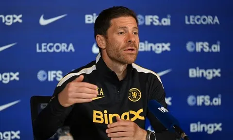 Moises Caicedo rời sân sau 13 phút, Xabi Alonso cập nhật tình hình