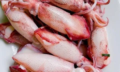 Luộc mực, người cho sả người lại thêm quất, đây là cách cực hay của dân biển giúp mực cực giòn ngon