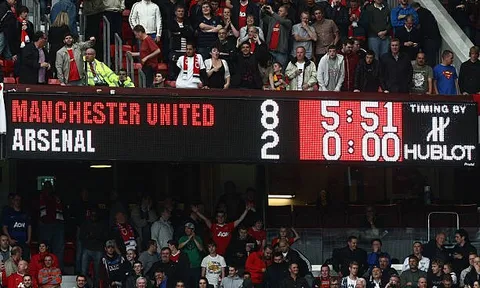 Ngày này năm xưa: Cơn ác mộng 2-8 tại Old Trafford và bước ngoặt của Arsenal