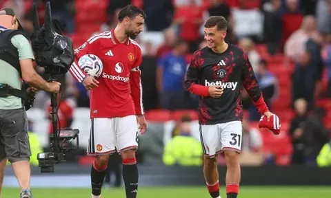 Rooney tiếc nuối khi Carrick ngó lơ sao trẻ MU trước Ipswich