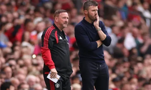 Hàng thủ lỏng lẻo của MU là bài toán nan giải với Carrick
