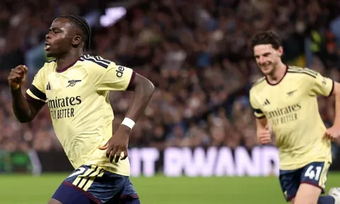 Saka hóa người hùng, Arsenal phả hơi nóng lên Man City ở Ngoại hạng Anh