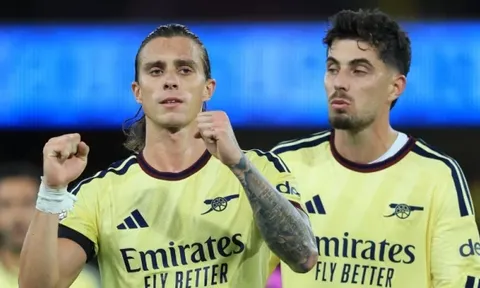 Riccardo Calafiori khiến Neville, Carragher trầm trồ