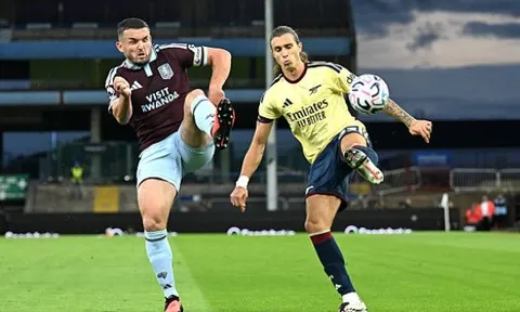 John McGinn thoát thẻ phạt sau cú sút trúng mặt Calafiori
