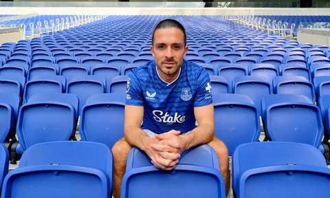 Neville 'quay xe' cản Grealish đến Everton