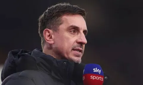 Gary Neville sốc vì Man Utd không mua hậu vệ