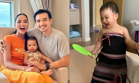 Con gái H'Hen Niê mặc trang phục truyền thống do bà ngoại tặng, là em bé Ê Đê da nâu, mắt sáng hồn nhiên