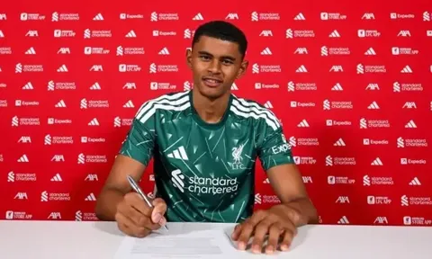Liverpool chiêu mộ mua thủ môn cao 2m01, Lucca Brughmans