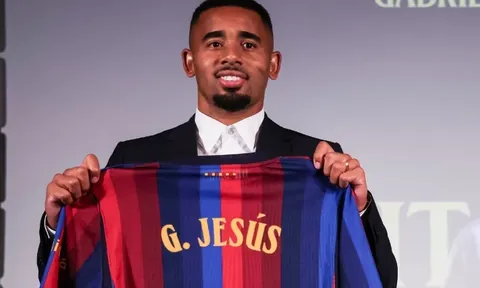 Gabriel Jesus và canh bạc giải mã hàng công Barcelona