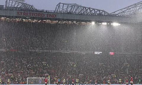 MU xem xét sửa chữa sự cố dột mái che sân Old Trafford