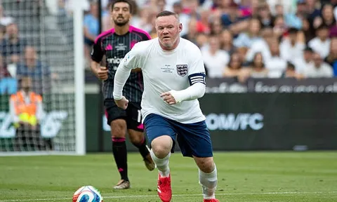 Rooney chặn cả máy bay của MU vì bị đồng đội giấu quần