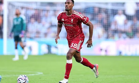 Gary Neville chê Ryan Gravenberch hay tàng hình trên sân