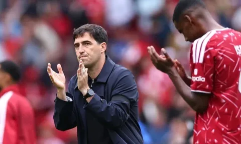 Liverpool và bài toán hàng công của Iraola