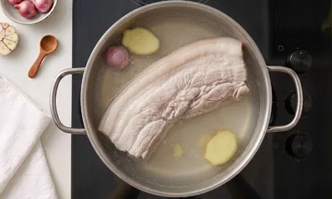 Mẹo luộc thịt trắng hồng đẹp mắt, mềm ngọt, không bị khô