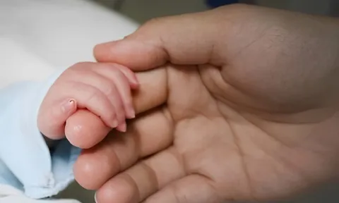Mẹ bầu sắp sinh băn khoăn có nên lưu trữ tế bào gốc cuống rốn cho con? Bác sĩ chỉ rõ những trường hợp nên cân nhắc