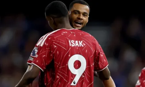 Song tấu Isak - Gakpo thăng hoa, Liverpool thắng trận đầu tiên ở Ngoại hạng Anh