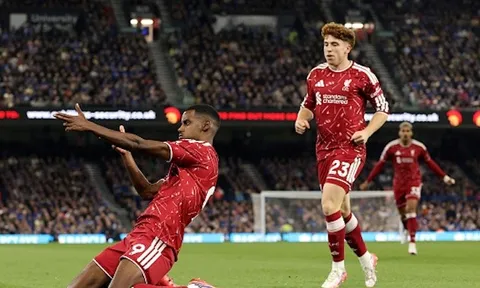 5 dấu ấn Ipswich 0-2 Liverpool: Lời khẳng định của Isak; Gakpo sánh ngang Gerrard và Firmino