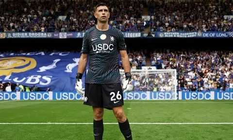 Emi Martinez đổi số áo ở Chelsea chỉ sau một trận đấu