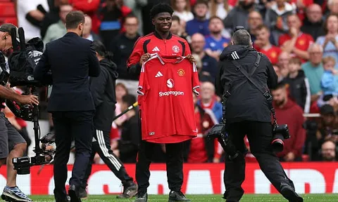 Carrick hé lộ thời điểm Carlos Baleba ra mắt MU
