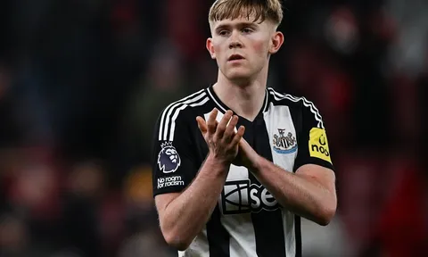 Man Utd tái khởi động thương vụ Lewis Hall vào năm sau?