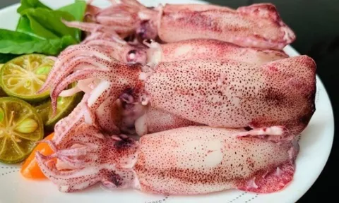 Luộc mực đừng chỉ cho nước lã, thêm nguyên liệu này khử tanh cực tốt, ăn ngọt lịm