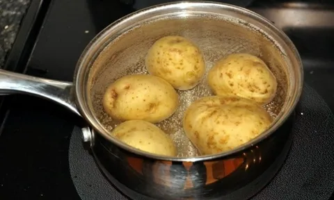 Mẹo lột vỏ khoai tây cực nhanh không cần dùng dao