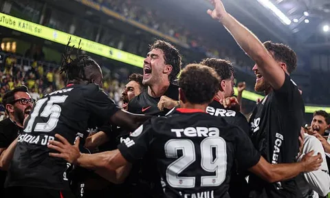Vlahovic ghi bàn quyết định giúp Besiktas ngược dòng hạ Fenerbahce