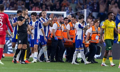 Mục tiêu của Arsenal và MU bất tỉnh sau pha va chạm