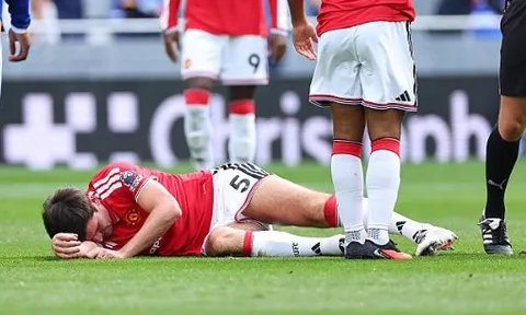 Maguire bị đau sau pha va chạm mạnh với cầu thủ Everton