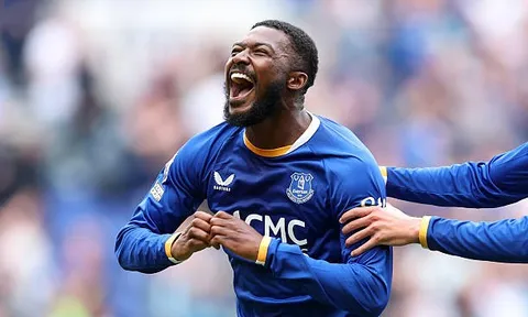 Everton 2-2 Man Utd: Bàn thua phút chót