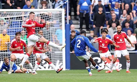 Người cũ Arsenal lập siêu phẩm, MU đánh rơi chiến thắng trước Everton