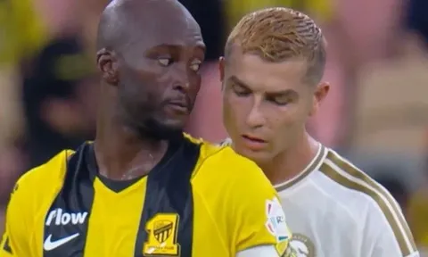 Cristiano Ronaldo bị bắt quả tang nhìn lén chiến thuật đối thủ