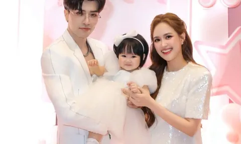Diễn viên Phương Hằng mở tiệc thôi nôi ngập sắc hồng cho ái nữ đầu lòng, khoe cảnh ông bà nội ngoại ấm áp bên cháu