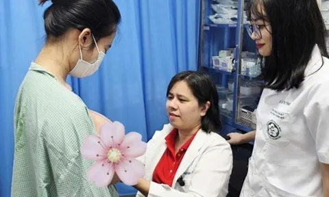 Cô gái 20 tuổi gù lưng vì vòng một quá lớn, sẵn sàng vượt hàng nghìn km để lấy lại sự tự tin