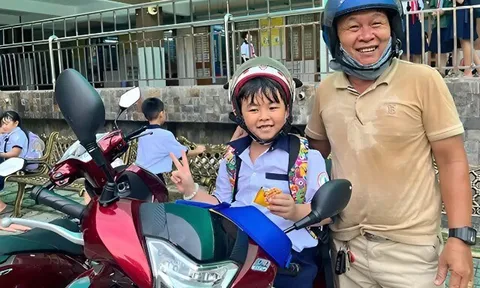 Ngày đầu năm học mới, phụ huynh vừa đi làm vừa “xoay ca” đưa đón con vì trường chưa tổ chức bán trú