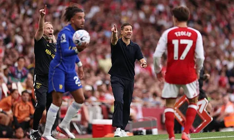 Thua Arsenal, Xabi Alonso thừa nhận sai lầm với Moises Caicedo