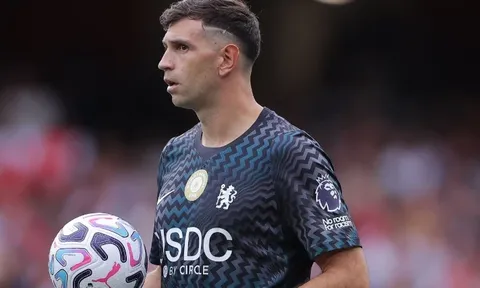 Carragher phân tích hạn chế của Emiliano Martinez trước Arsenal
